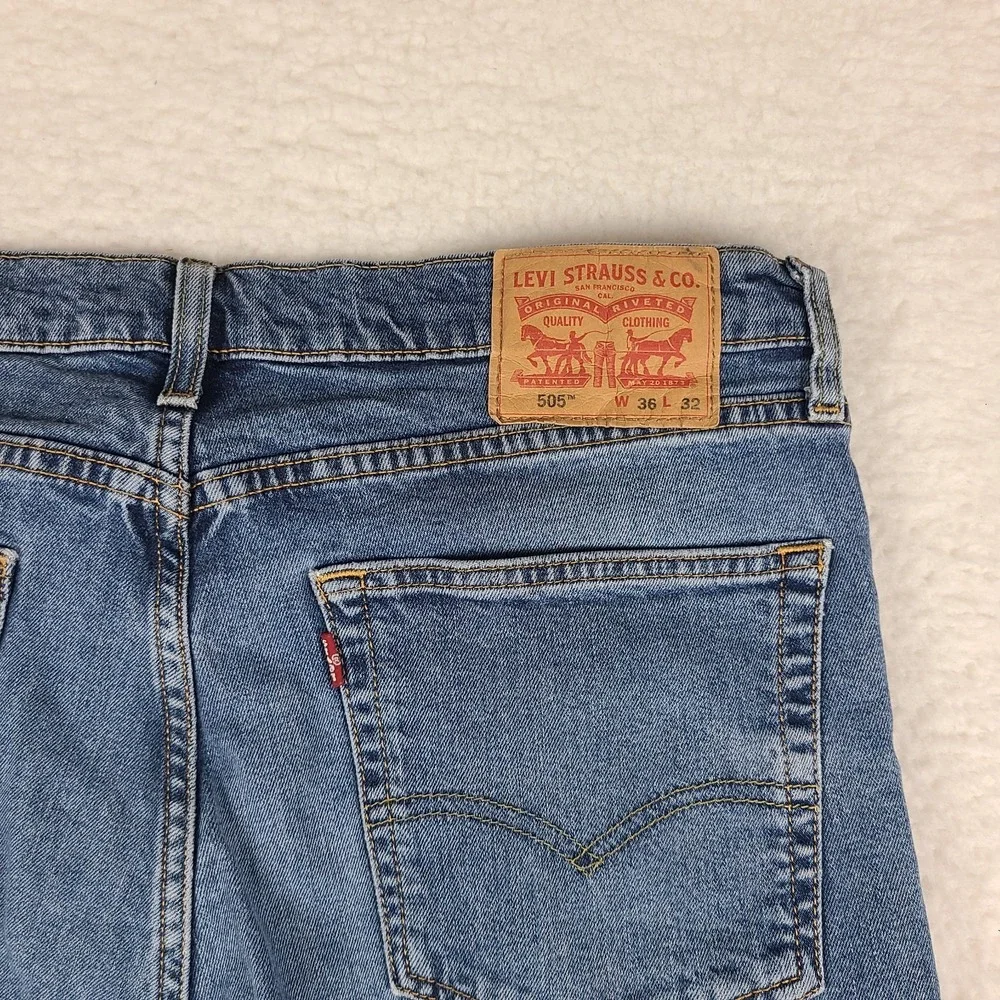 Levi's 505 Jeans Mens 36x32 Blue Regular Fit Straight Leg Medium Wash Denim
